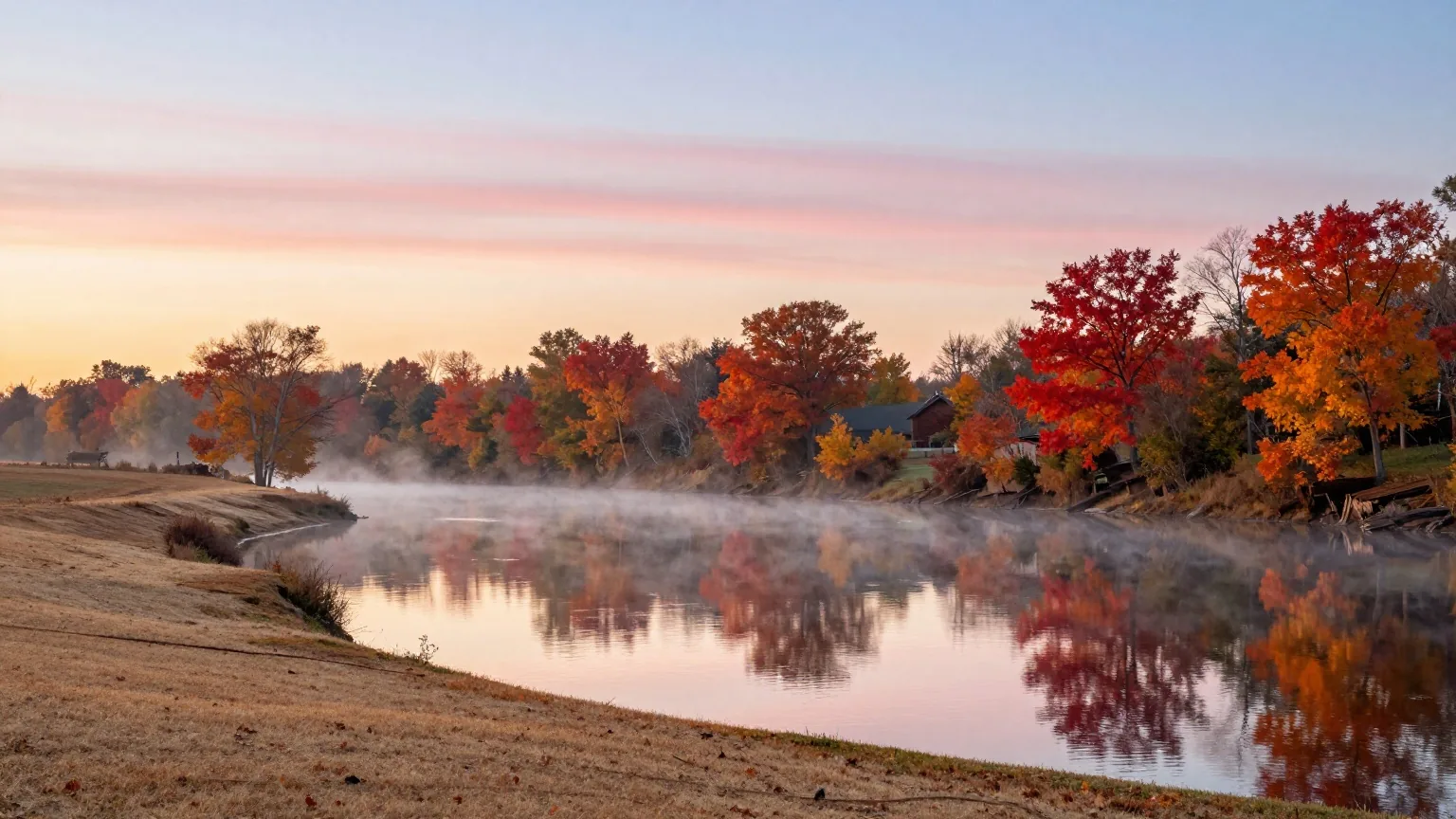 Ruhiger Fluss in der Morgendämmerung, Nebel liegt über dem Wasser, am Ufer stehen Ahornbäume in Herbstfarben, der Himmel färbt sich rosa