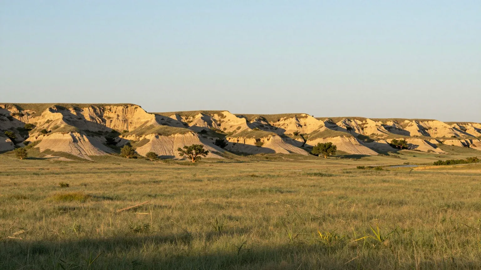 Weites Grasland mit sanften Hügeln über dem breiten Tal des Missouri im Licht der späten Nachmittagssonne